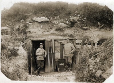 Eerste Wereldoorlog (1914-1918): het commandopost van Luitenant De Benedetti, de secretaris links, de bataljonsadjudant rechts. Tussen hen, signaalfakkels, periscoop, torpedo