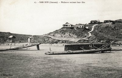 Vissers die hun net verwijderen nabij de stranden van Sam Son (Sam-Son), Annam. Ansichtkaart uit Vietnam, Indochina. Foto rond 1912-1914 door French Photographer