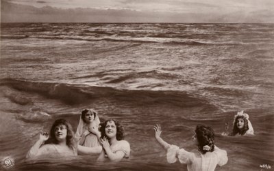 Vijf geklede vrouwen in de zee door French Photographer
