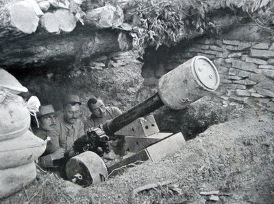 Franse 48 kanon gebruikt om landmijnen te lanceren, 1915 door French Photographer