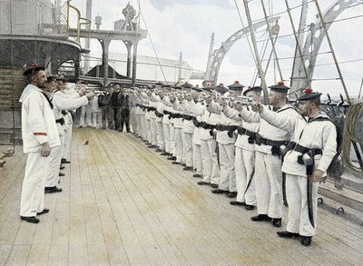 Franse marine, eind 19e eeuw: Pistool- en revolveroefening door French Photographer