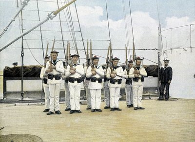 Franse marine, eind 19e eeuw: geweeroefening - Bibl. des Arts deco. door French Photographer