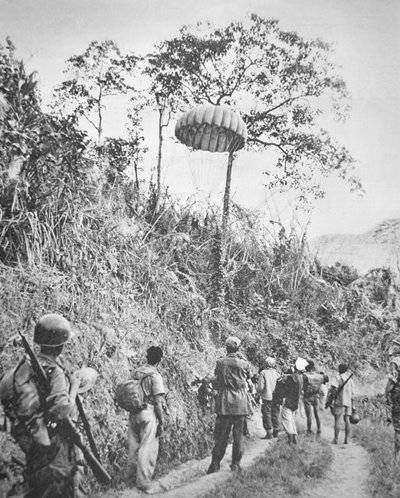 Franse en Vietnamese soldaten halen voorraden op die naar hen zijn geparachuteerd, tijdens het beleg van Dien Bien Phu, november 1953-mei 1954 door French Photographer