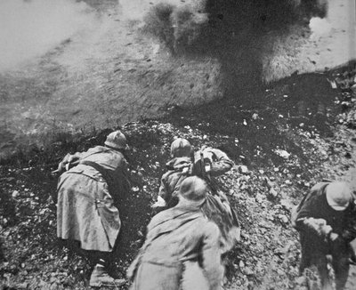 Franse infanterie onder vuur van Duitse artillerie tijdens de Slag om Verdun door French Photographer