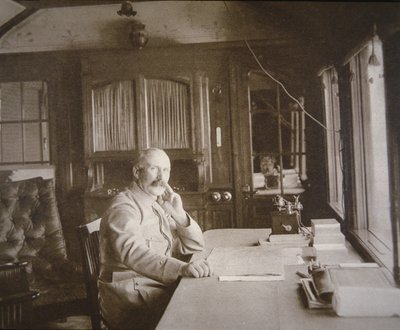 Generaal Pétain in zijn spoorwegwagon-salon HQ tijdens de Slag om Verdun, februari-december 1916 (zw/w foto) door French Photographer