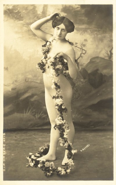Meisje in bodystocking houdt bloemenkrans vast door French Photographer