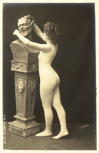 Meisje in bodystocking schenkt aandacht aan buste van sater door French Photographer
