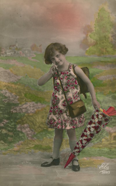 Meisje in bloemenjurk, bloemenkegel dragend door French Photographer