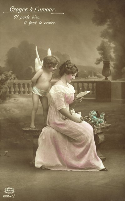 Meisje dat een liefdesbrief leest, met Cupido die over haar schouder kijkt door French Photographer