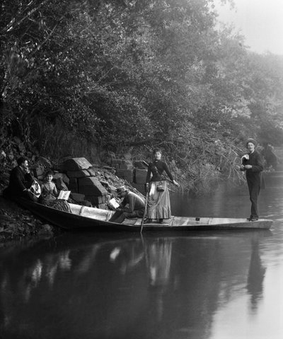 Groep vrienden, op een wandeling, rustend op een boot. Fotografie eind 19e eeuw. Ducos Collectie door French Photographer