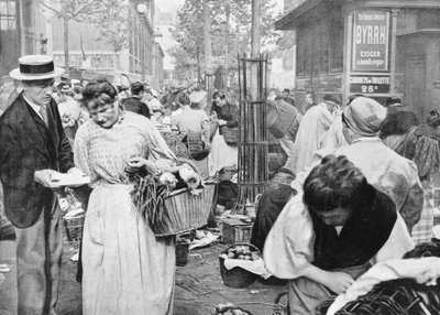 Straatverkoper tussen de kopers en verkopers, Les Halles, Parijs, 1896 door French Photographer