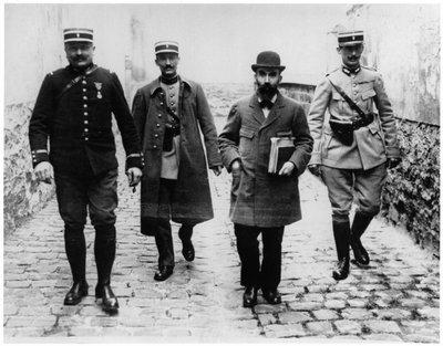 Henri Desire Landru (1869-1922) met drie politieagenten, ca. 1919 door French Photographer