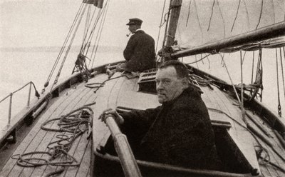 Hilaire Belloc in zijn boot door French Photographer