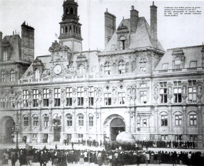 Een ballon opblazen met de verklaringen van de Commune eraan bevestigd buiten het Hotel de Ville, Parijs, 3 mei 1871 door French Photographer