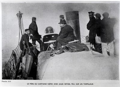 Jules Verne (1828-1905) en Jules Hetzel zoon op een torpedo. door French Photographer