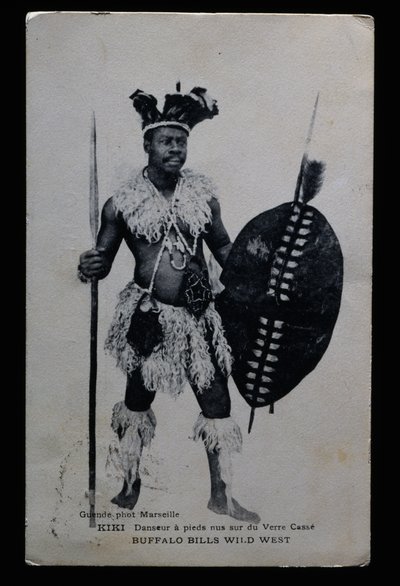 Kiki, danser die blootsvoets op gebroken glas danste, Buffalo Bill (William Frederick Cody) door French Photographer
