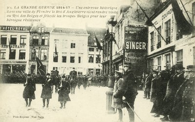 Koning George V en Koning Albert I bezoeken een dorp in Vlaanderen door French Photographer