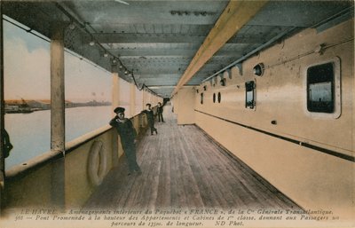Le Havre - interieur van SS France, oceaanstomer van Compagnie Générale Transatlantique. Promenade dek, met een lengte van 135 meter, op de hoogte van eerste klas hutten door French Photographer
