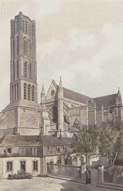 Limoges, Kathedraal St-Étienne, klokkentoren en zuidwestelijke gevel (zicht vanuit de binnenplaats van het bisschoppelijk paleis) door French Photographer
