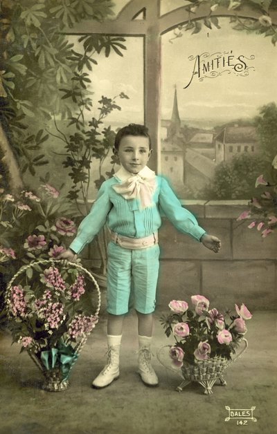 Kleine jongen in blauw door French Photographer