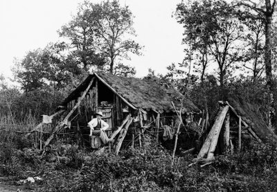 Houthakkershut, nabij Bourmont, circa 1880 door French Photographer