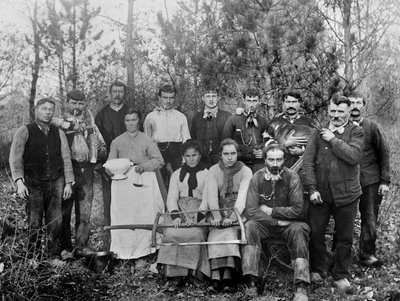 Houthakkerskamp met hun familie, regio Chaumont, circa 1880 door French Photographer
