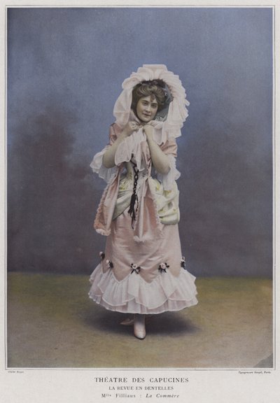 Mademoiselle Filliaux als La Commere in La Revue des Dentelles door French Photographer