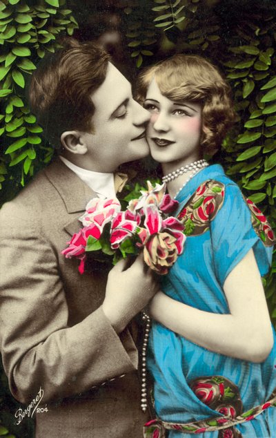 Man, met bloemen, kust mooi meisje op de wang door French Photographer