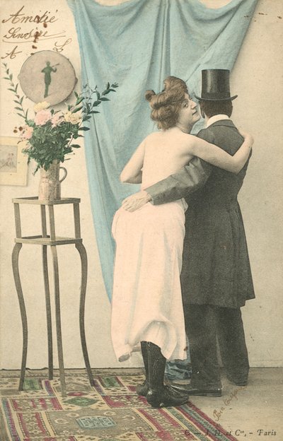 Man met hoge hoed met arm om halfgeklede vrouw door French Photographer