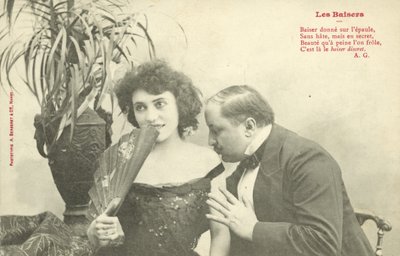 Man kust de schouder van een vrouw door French Photographer