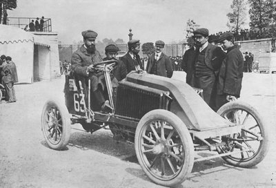 Marcel Renault bij de start van de race van Parijs naar Madrid, 1903 door French Photographer
