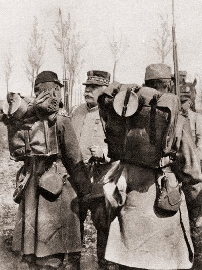 Maarschalk Joseph Jacques Césaire Joffre inspecteert zijn troepen, uit The Illustrated War News, 1915 door French Photographer