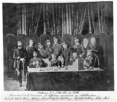 Leden van de Commune in het Hotel de Ville in Parijs en Veldofficieren Overleggend, 1871 door French Photographer