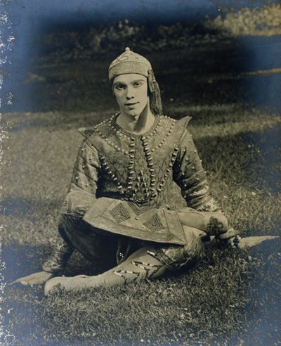 Nijinsky in kleermakerszit, verkleed als prins Igor door French Photographer