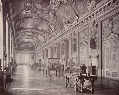 Parijs: Galerie van Apollo, Louvre Museum, kijkend naar het Zuiden door French Photographer