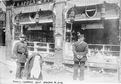 Parijs, Duitse winkel vernield door menigte, 1914 door French Photographer