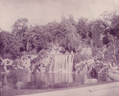 Parijs: Grote waterval in het Bois de Boulogne (zw/w foto) door French Photographer