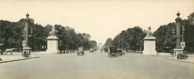 Parijs, Perspectief van de Avenue des Champs-Elysees, De Paarden van Marly door French Photographer