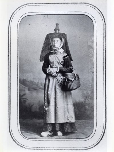 Fotovizierkaart met Franse regionale klederdracht, ca. 1860-70 door French Photographer