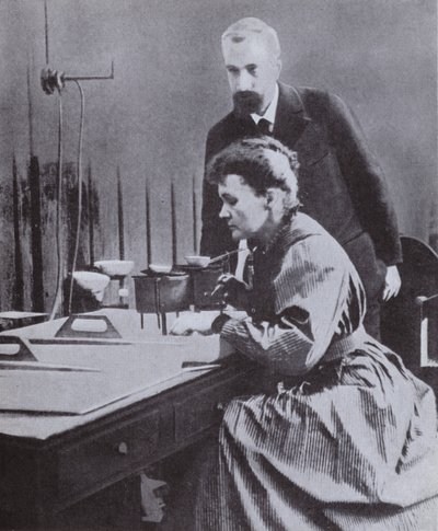 Pierre en Marie Curie, ontdekkers van Radium, in hun laboratorium aan de Universiteit van Parijs, 1898 door French Photographer