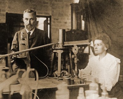 Pierre en Marie Curie in het laboratorium door French Photographer