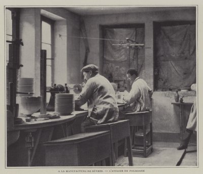 Polijstwerkplaats in de Sevres porseleinfabriek, Frankrijk door French Photographer