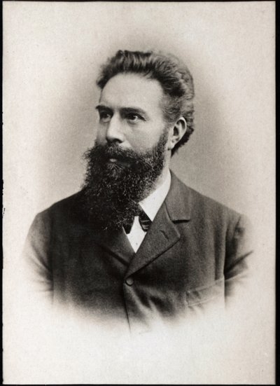 Portret van Wilhelm Conrad Roentgen (1845-1923), Duitse natuurkundige door French Photographer