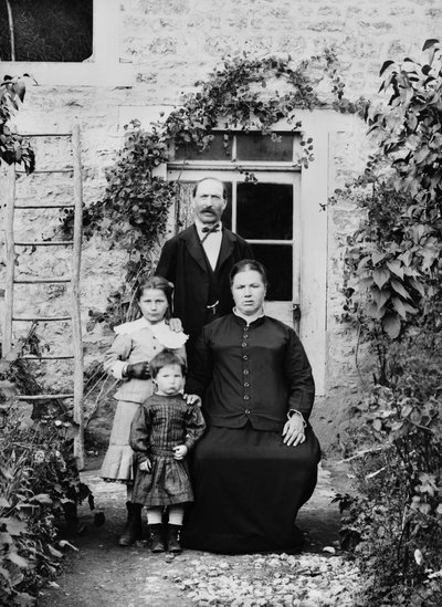 Portret van een familie in de buurt van Bourmont en Haute Marne. Fotografie eind 19e eeuw. Ducos Collectie. door French Photographer