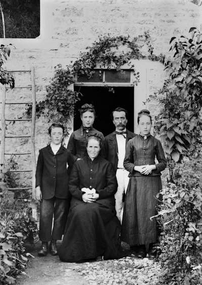 Portret van een familie in de omgeving van Bourmont in Haute Marne. Fotografie eind 19e eeuw. Ducos Collectie door French Photographer