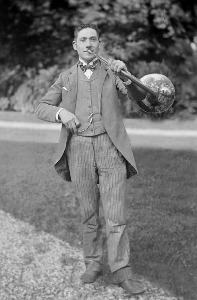 Portret van een hoornblazer, van de band van Bourmont in Haute Marne, in de tuin van de Abdij van Septfontaines. Fotografie eind 19e eeuw. Ducos Collectie door French Photographer