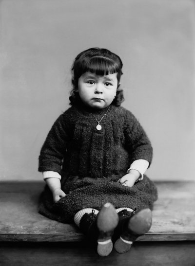 Portret van een klein meisje uit Bourmont in Haute Marne, met haar doopmedaille. Fotografie eind 19e eeuw. Ducos Collectie door French Photographer