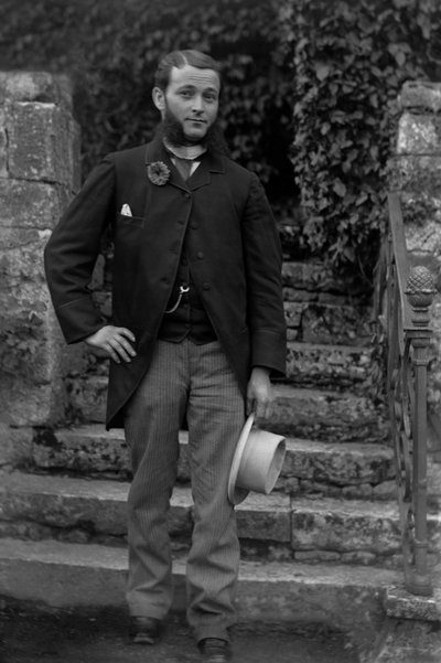 Portret van een jonge man uit Bourmont in Haute Marne, met de kokarde van dienstplichtigen aan de knoopsgat, poserend in de tuin van de Abdij van Septfontaines. Fotografie eind 19e eeuw. Ducos Collectie door French Photographer