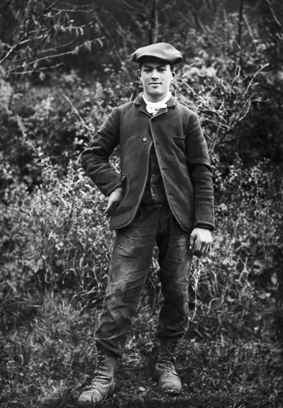 Portret van een jonge man, met een baret, in de tuin van de Abdij van Septfontaines, nabij Bourmont in Haute Marne. Fotografie eind 19e eeuw. Ducos Collectie door French Photographer