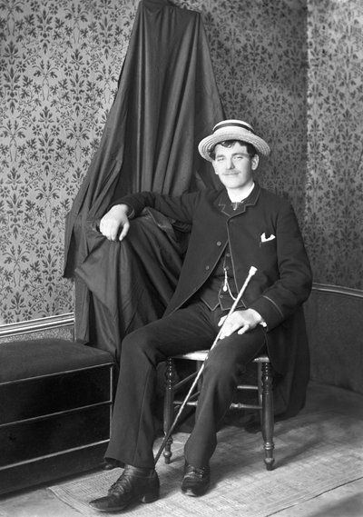 Portret van een jonge man, hoofdtooi van een kanoër, poserend in de Abdij van Septfontaines, nabij Bourmont en Haute Marne. Fotografie eind 19e eeuw. Ducos Collectie. door French Photographer